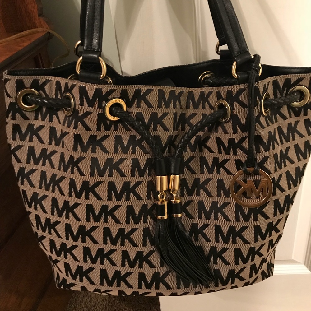 Authentic Michael kors purse.